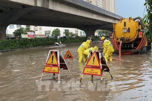 Hình ảnh Hà Nội sau cơn mưa lớn khiến nhiều tuyến phố ngập sâu, giao thông ùn tắc cục bộ