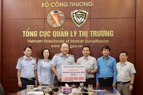Tổng cục Quản lý thị trường quyên góp hơn 2,3 tỷ đồng ủng hộ bà con vùng lũ