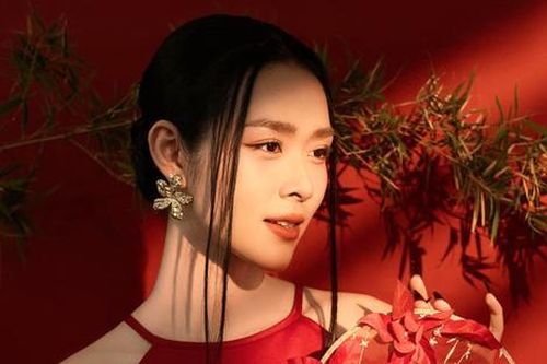 'Vợ' kém 9 tuổi của Thanh Thức khoe sắc vóc gợi cảm với áo yếm mỏng manh