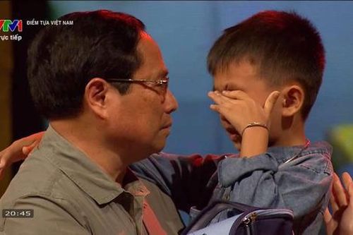 Nghẹn lòng về cậu bé mất cả gia đình sau bão lũ: Lớn lên con muốn làm cảnh sát!