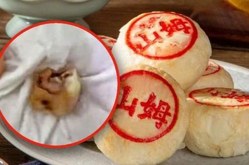 Người phụ nữ phát hiện răng người trong bánh Trung Thu mua tại siêu thị