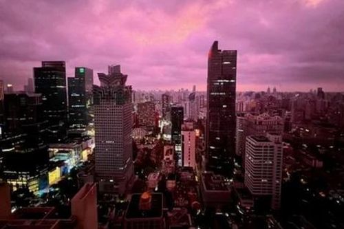 Vì sao bầu trời thường xuất hiện màu đỏ tím trước cơn bão?