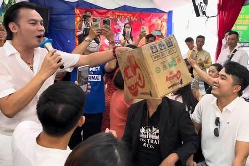 Nam nghệ sĩ vừa hát, vừa cầm thùng quyên góp tiền ủng hộ bà con vùng lũ