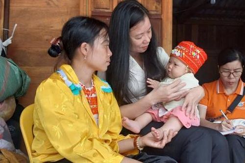 Đoàn công tác TƯ Hội LHPN Việt Nam thăm hỏi, hỗ trợ người dân vùng lũ Cao Bằng