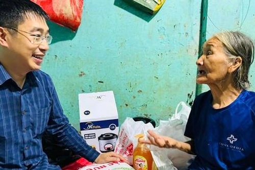 Mang yêu thương về xóm trọ nghèo Long Biên sau bão
