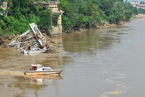 Thêm 1 thi thể được tìm thấy trên sông Hồng, nghi là nạn nhân vụ sập cầu Phong Châu