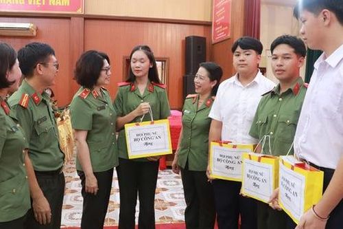 Phụ nữ Công an tặng quà Trung thu cho học sinh Lào và trẻ em dân tộc thiểu số