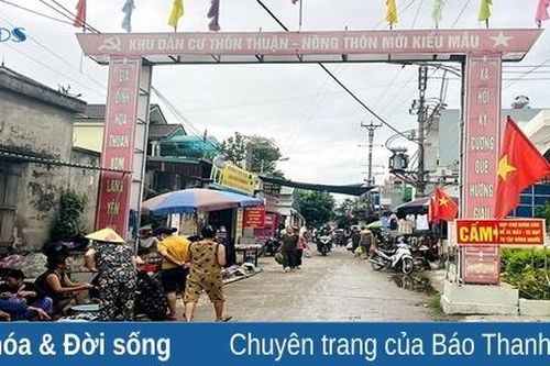 'Chợ cóc' hoạt động tự phát, tiểu thương bỏ chợ chính