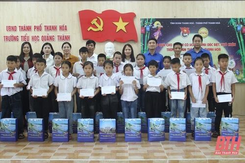 Trao 50 suất quà cho trẻ em có hoàn cảnh đặc biệt, khó khăn