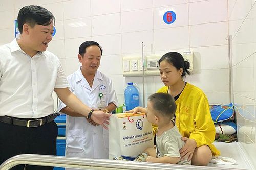Nhiều trẻ em có hoàn cảnh đặc biệt khó khăn được nhận quà nhân dịp Tết Trung thu