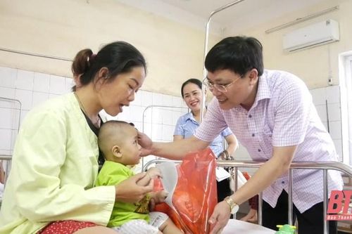 Lang Chánh: Trao quà cho bệnh nhi nhân dịp tết Trung thu