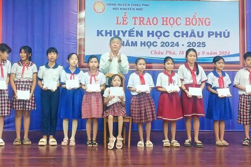 115 học sinh vượt khó học tốt huyện Châu Phú được nhận học bổng