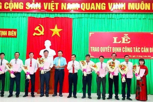 Thị ủy Tịnh Biên trao quyết định công tác cán bộ