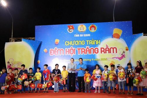 300 thiếu nhi, là con của đoàn viên công đoàn tỉnh An Giang vui 'Đêm hội trăng rằm'