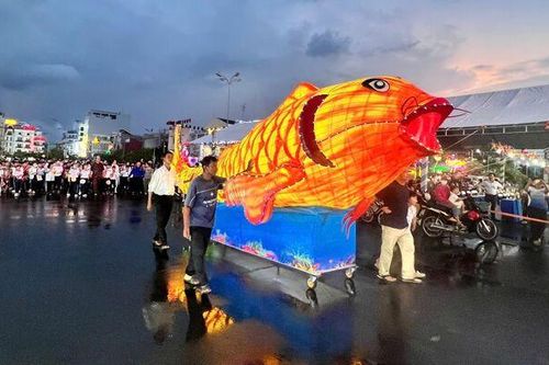 250 trẻ em TP. Long Xuyên 'Vui Trung thu, đón trăng rằm'