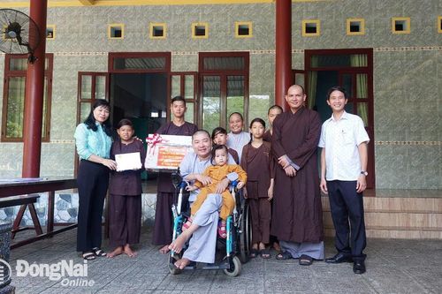 Trao quà của Bí thư Tỉnh ủy Nguyễn Hồng Lĩnh cho các em thiếu nhi tại 3 cơ sở bảo trợ xã hội
