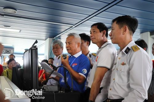 Đoàn công tác biển đảo Tây Nam thăm Nhà giàn DKI/10
