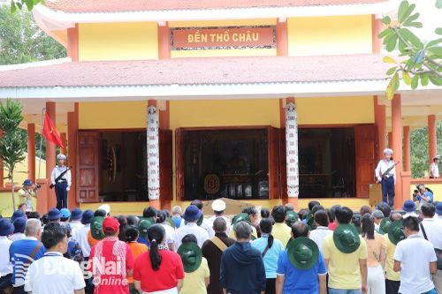 Thăm, tặng quà cán bộ, chiến sĩ tại đảo Thổ Chu