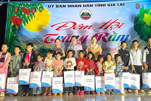 Tặng 200 suất quà Trung thu cho trẻ em nghèo huyện Đak Pơ