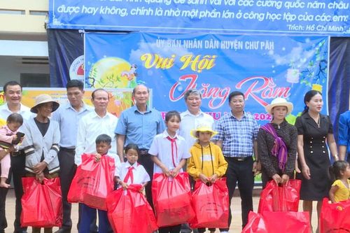Hơn 1.400 trẻ em xã Chư Đang Ya 'Vui hội trăng rằm'