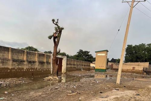 Lũ lụt làm sập tường nhà tù ở Nigeria, 281 tù nhân trốn thoát