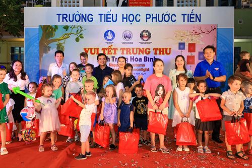 Tổ chức vui Tết trung thu cho trẻ em người nước ngoài
