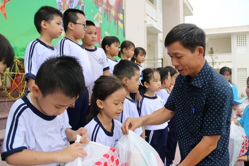 Nha Trang: Tặng quà Trung thu cho 100 trẻ em có hoàn cảnh khó khăn