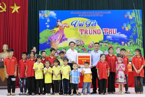 Tặng quà Tết trung thu tại Cơ sở Bảo trợ xã hội tổng hợp
