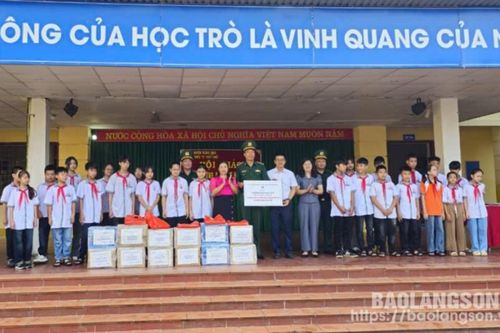 Trao tặng sách giáo khoa và đồ dùng học tập cho học sinh trên địa bàn huyện Tràng Định