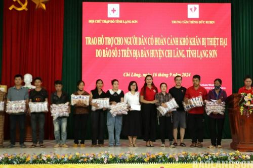Trao 70 suất quà hỗ trợ người dân bị ảnh hưởng bởi con bão số 3 trên địa bàn huyện Văn Quan, Chi Lăng