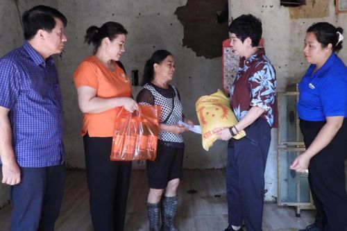 Công ty TNHH Một thành viên DK Việt Nhật tặng quà cho người dân vùng lũ xã Tràng Phái huyện Văn Quan