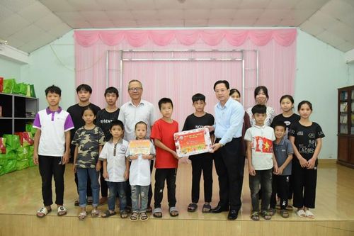 Lãnh đạo tỉnh tặng quà trung thu tại Trung tâm Hy vọng Lộc Bình và Trung tâm Hy vọng Lạng Sơn