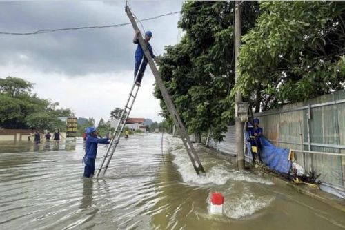 Chung tay, kề vai, vượt bão lũ… trong hành trình 'nối sóng'