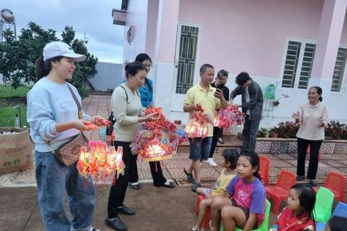100 phần quà trung thu dành tặng các em thiếu nhi dân tộc có hoàn cảnh khó khăn