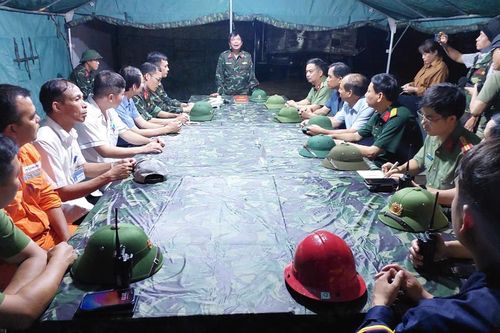 Ấm tình quân dân trong bão lũ