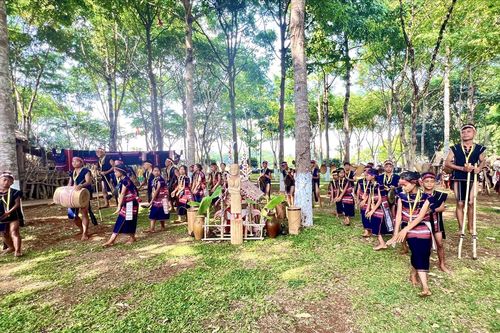 Đội chiêng 'nhí' ở làng Tnung - Măng