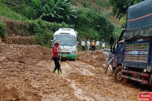 Mưa lớn gây sạt lở nhà ở và nhiều tuyến đường tại Quỳnh Nhai