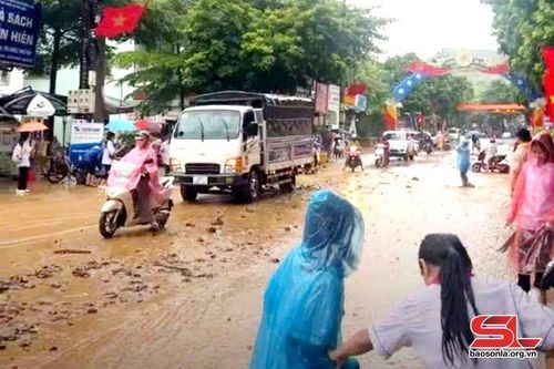 Mưa lớn gây ngập một số tuyến đường, nhà dân trên địa bàn thị trấn Sông Mã