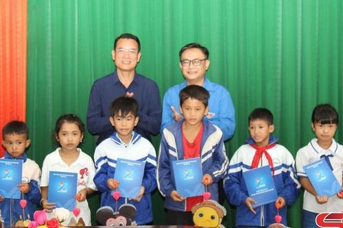 Thăm, tặng quà thiếu nhi có hoàn cảnh khó khăn