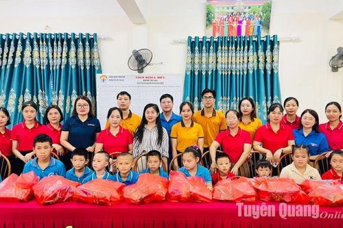 Trao quà Trung thu yêu thương cho các em học sinh khuyết tật tại Kim Phú