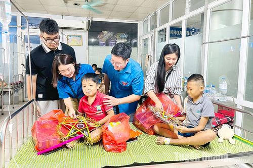 Trao quà Trung thu yêu thương cho các bệnh nhi thiếu máu huyết tán