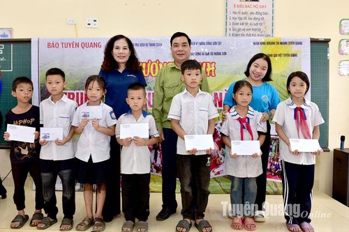 Trao quà Trung thu yêu thương tại huyện Hàm Yên