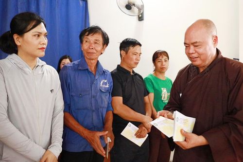 Giáo hội Phật giáo Việt Nam tặng quà nhân dân vùng ngập lụt tại TP. Phổ Yên