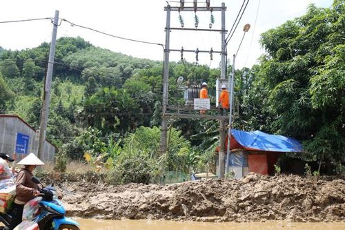 Vượt lên mưa lũ khắc nghiệt, hết mình vì dòng điện sáng