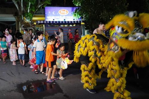 Chùa Vĩnh Nghiêm (Q.3) tổ chức 'Đêm hội trăng rằm' đến các em thiếu nhi P.Võ Thị Sáu