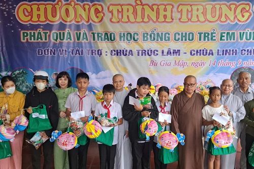 Tết Trung thu: Nhiều đơn vị, tự viện tổ chức trao học bổng, tặng quà cho thiếu nhi các địa phương