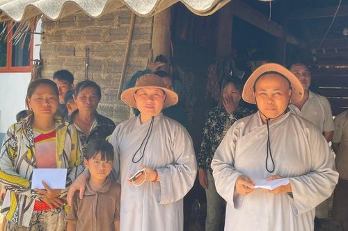 Chùa Vạn Phước (TP.Vũng Tàu) trao 1.000 phần quà hỗ trợ người dân vùng lũ tỉnh Lào Cai