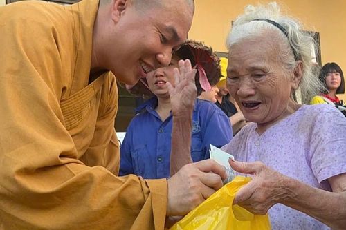 Chùa Tường Nguyên (Q.4) trao 400 phần quà đến người dân vùng bão lũ tỉnh Yên Bái