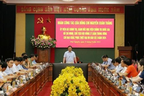 Ủy viên Bộ Chính trị Nguyễn Xuân Thắng kiểm tra việc khắc phục hậu quả lũ lụt tại Thái Nguyên