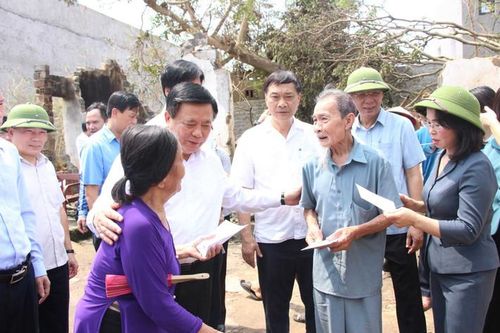 Dồn lực đưa cuộc sống trở lại bình thường sau bão